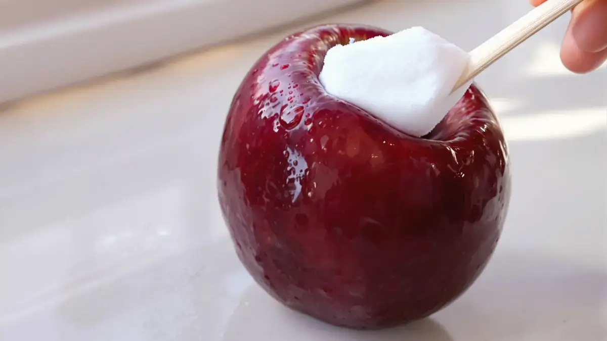 Verwijder de onzichtbare pesticiden van je fruit met dit onverwachte duo: wattenstaafje en zuiveringszout